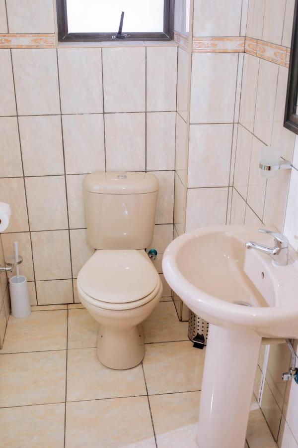 Road House Guest House Omuthiya Ngoại thất bức ảnh