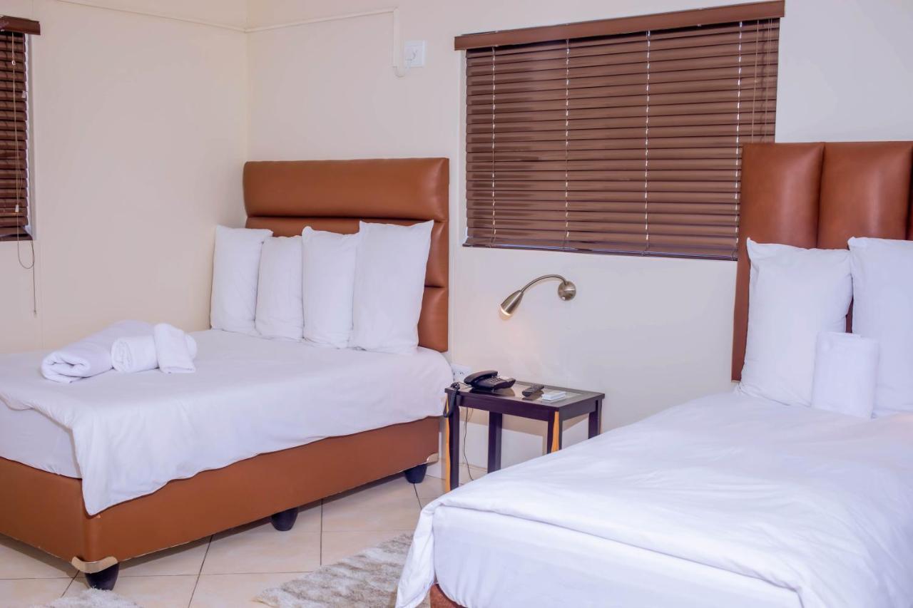 Road House Guest House Omuthiya Ngoại thất bức ảnh