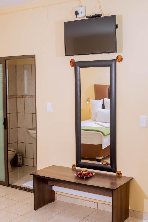 Road House Guest House Omuthiya Ngoại thất bức ảnh