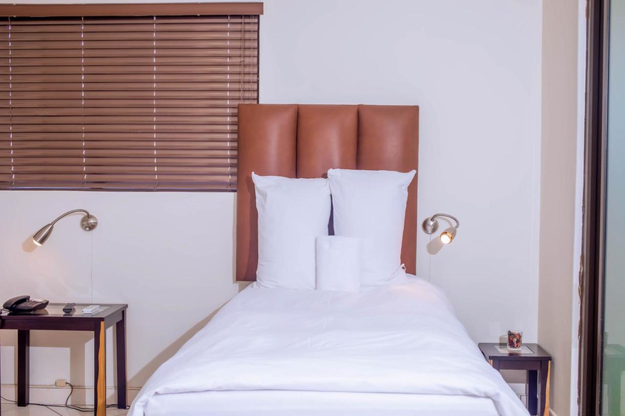 Road House Guest House Omuthiya Ngoại thất bức ảnh