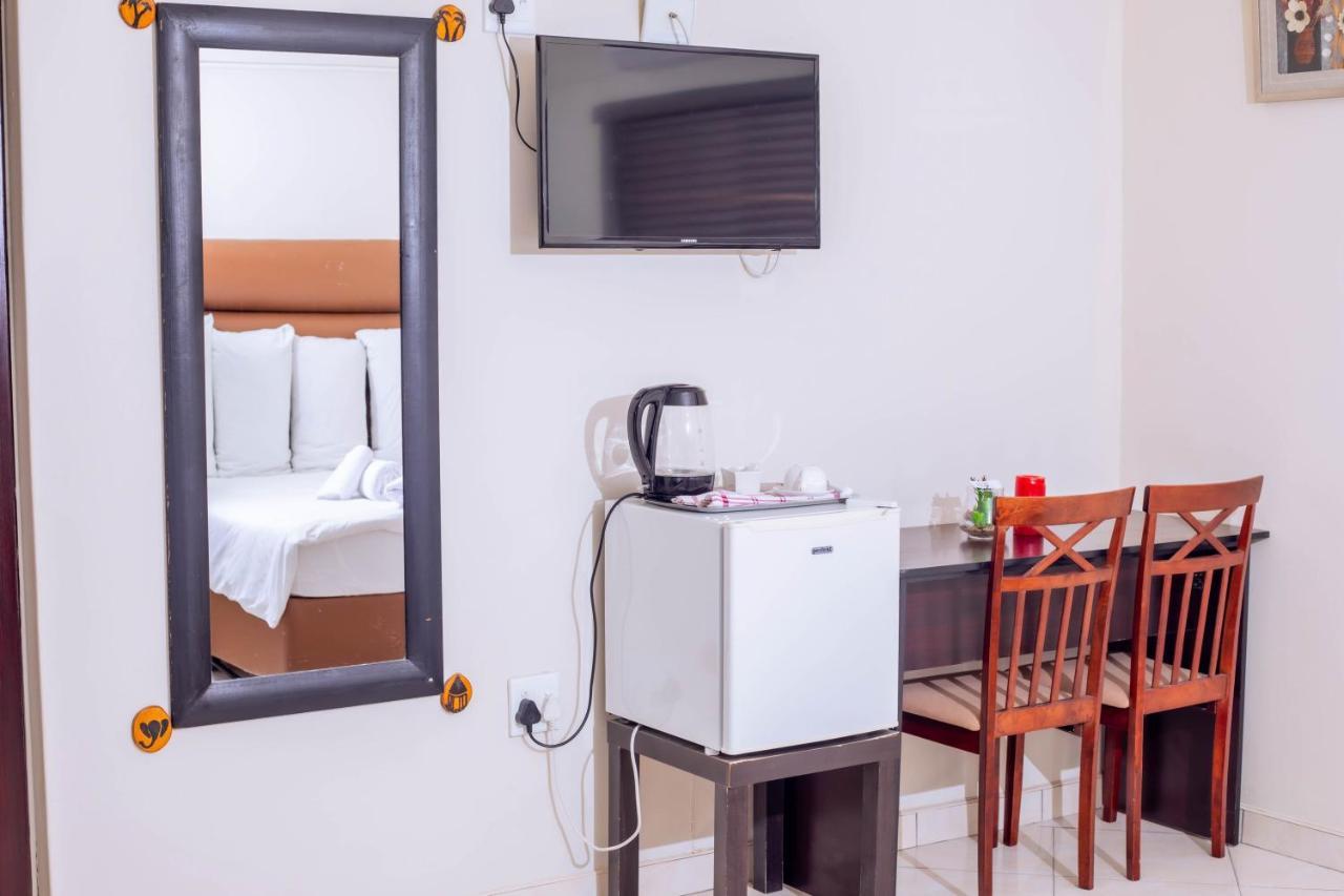 Road House Guest House Omuthiya Ngoại thất bức ảnh