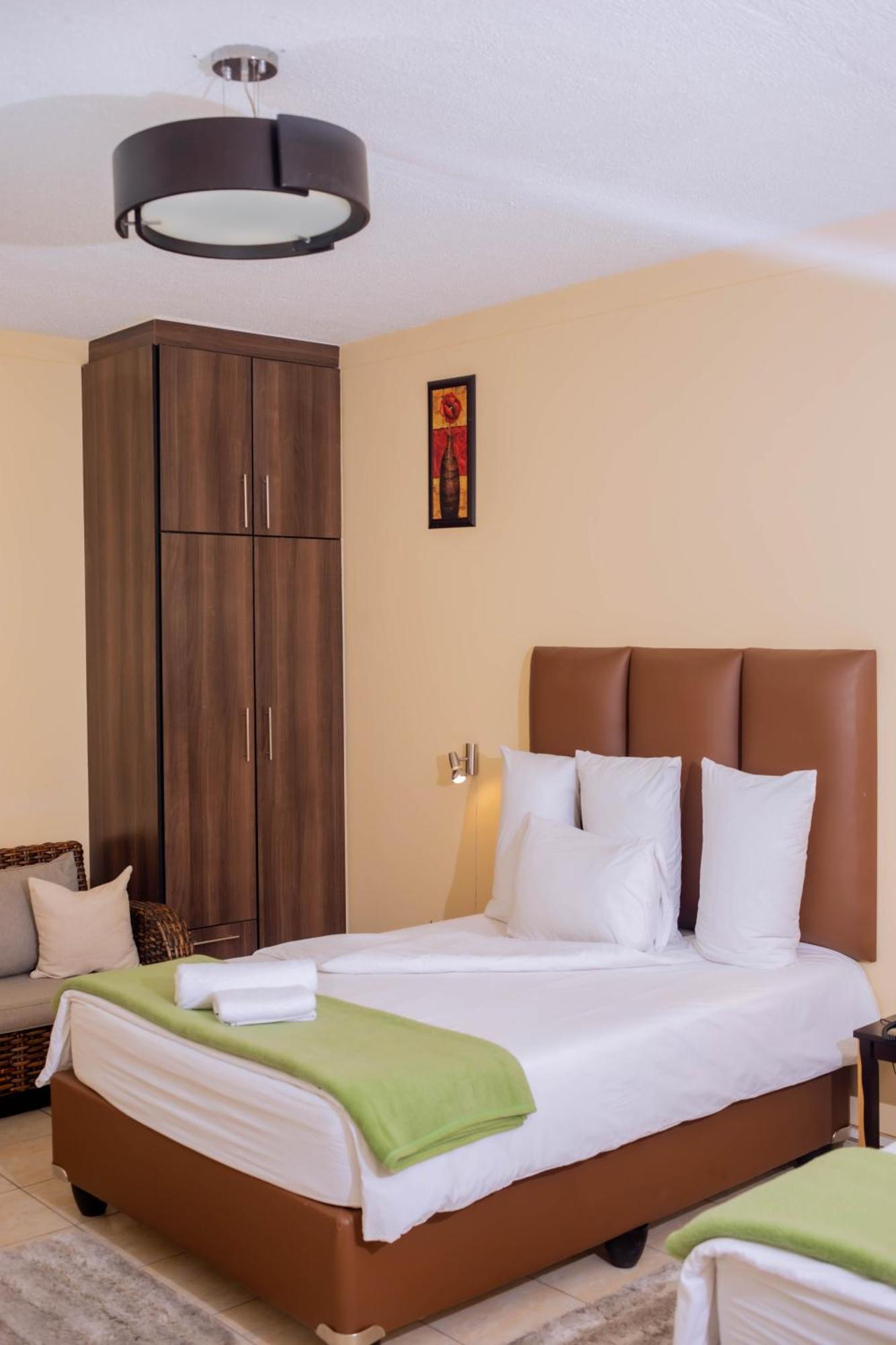 Road House Guest House Omuthiya Ngoại thất bức ảnh