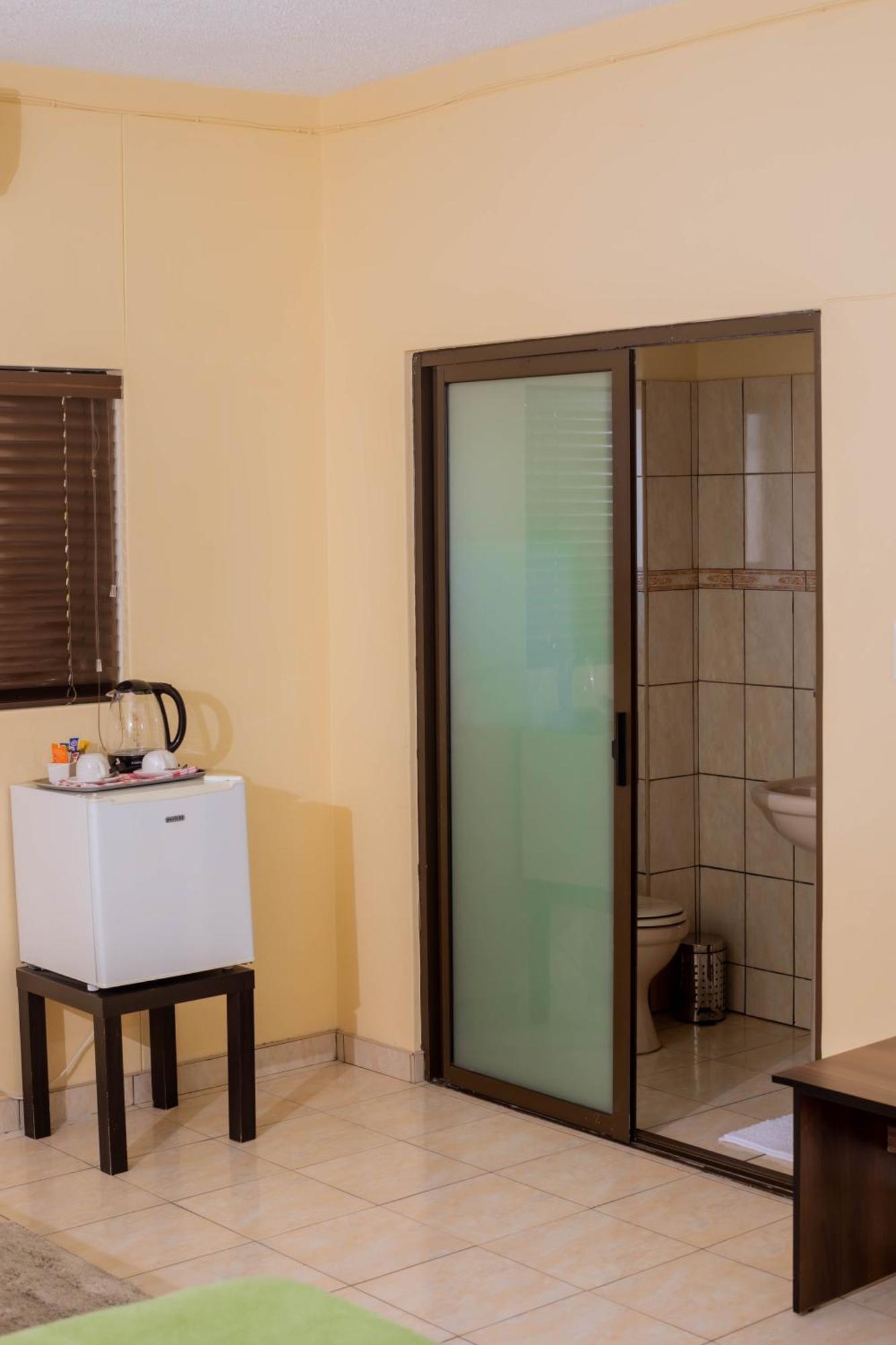 Road House Guest House Omuthiya Ngoại thất bức ảnh