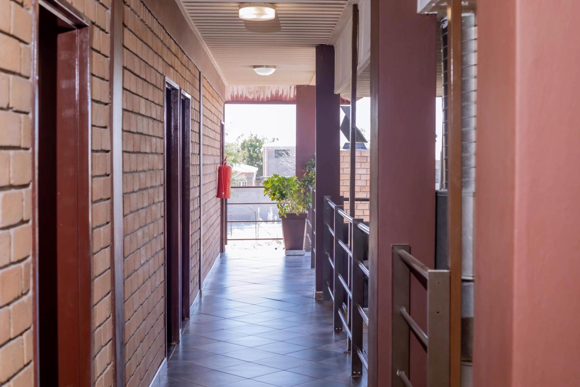 Road House Guest House Omuthiya Ngoại thất bức ảnh