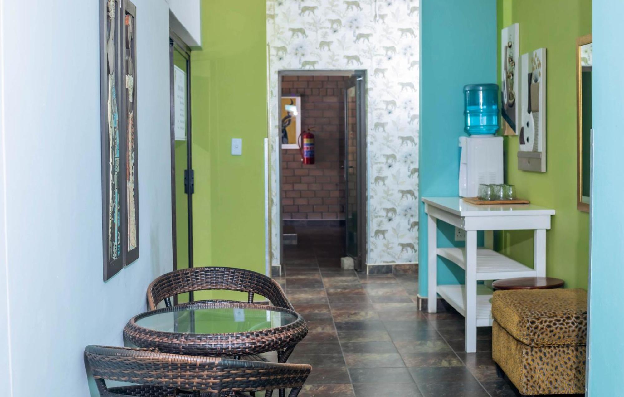 Road House Guest House Omuthiya Ngoại thất bức ảnh