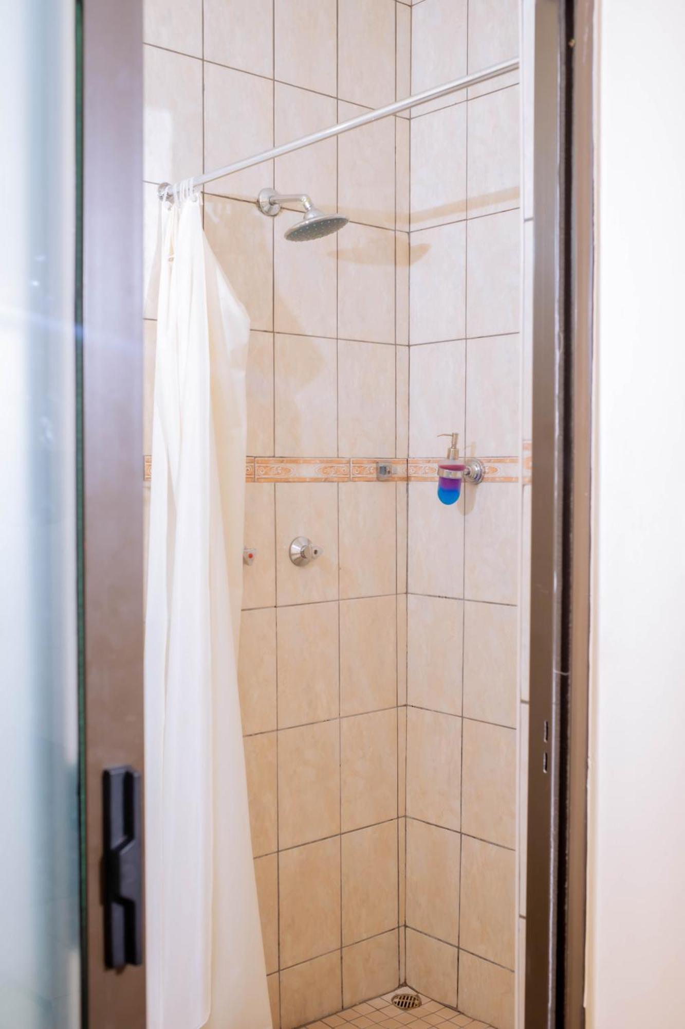 Road House Guest House Omuthiya Ngoại thất bức ảnh