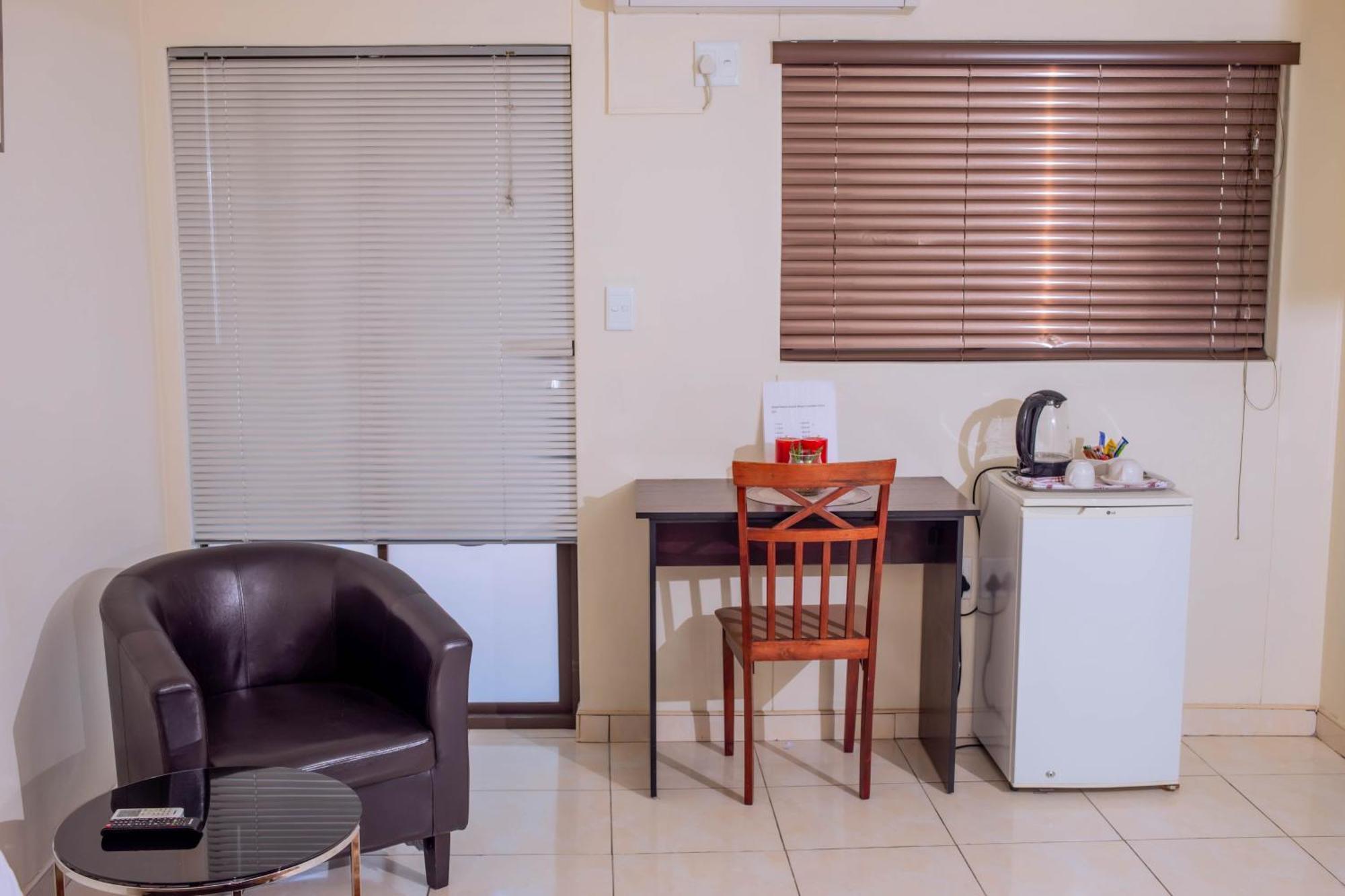 Road House Guest House Omuthiya Ngoại thất bức ảnh