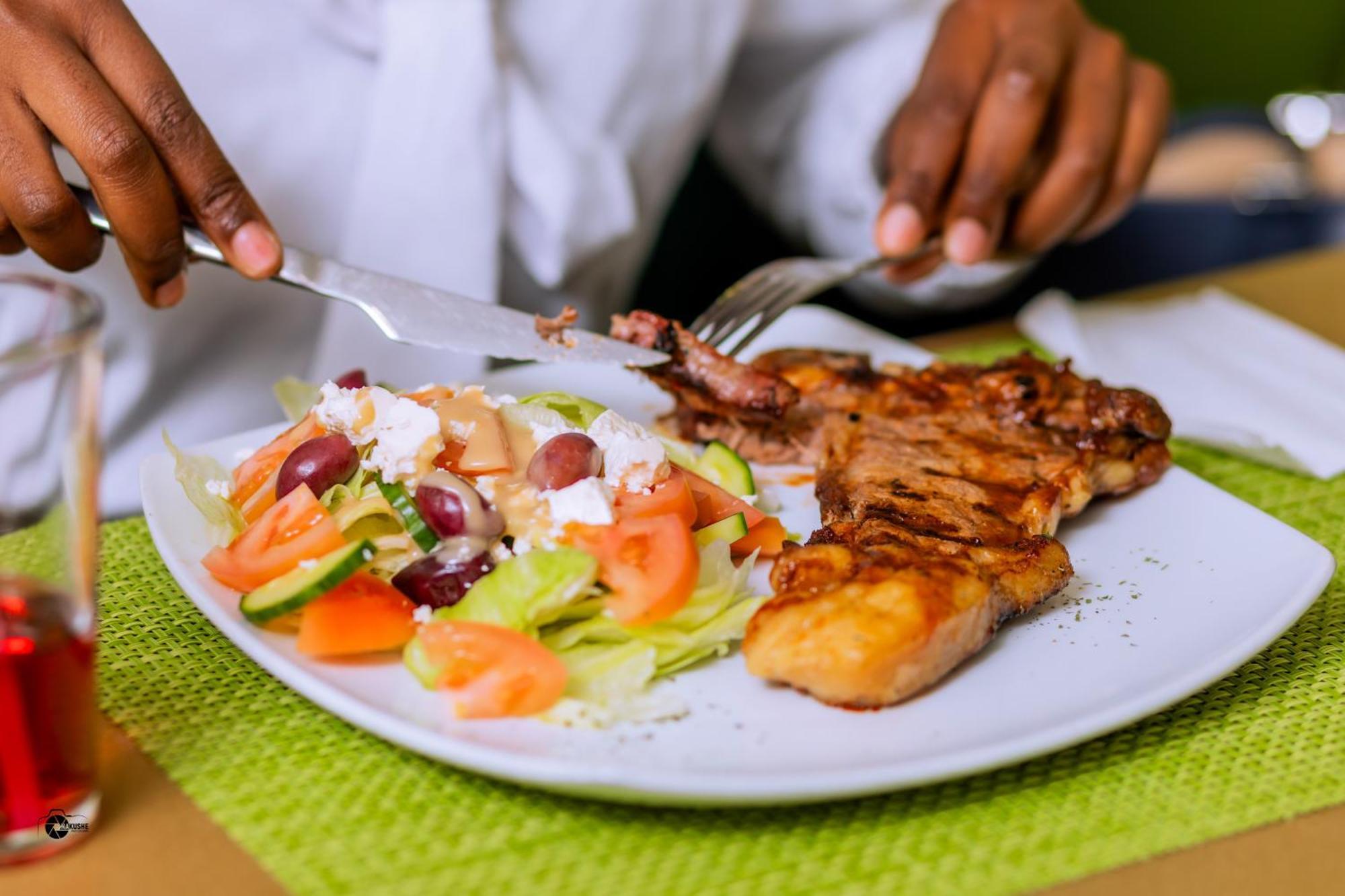 Road House Guest House Omuthiya Ngoại thất bức ảnh