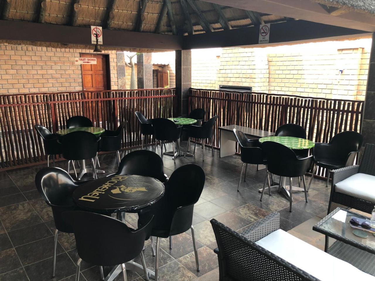Road House Guest House Omuthiya Ngoại thất bức ảnh
